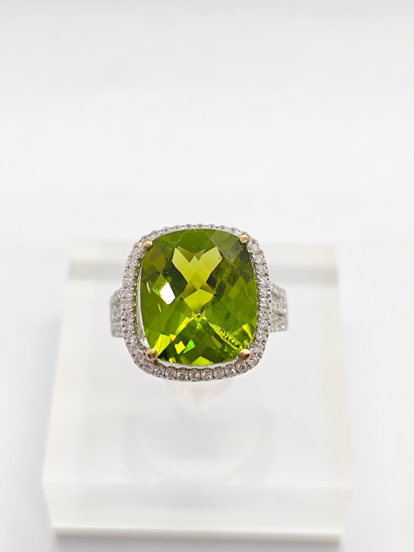 WG Peridot Lumina R4009