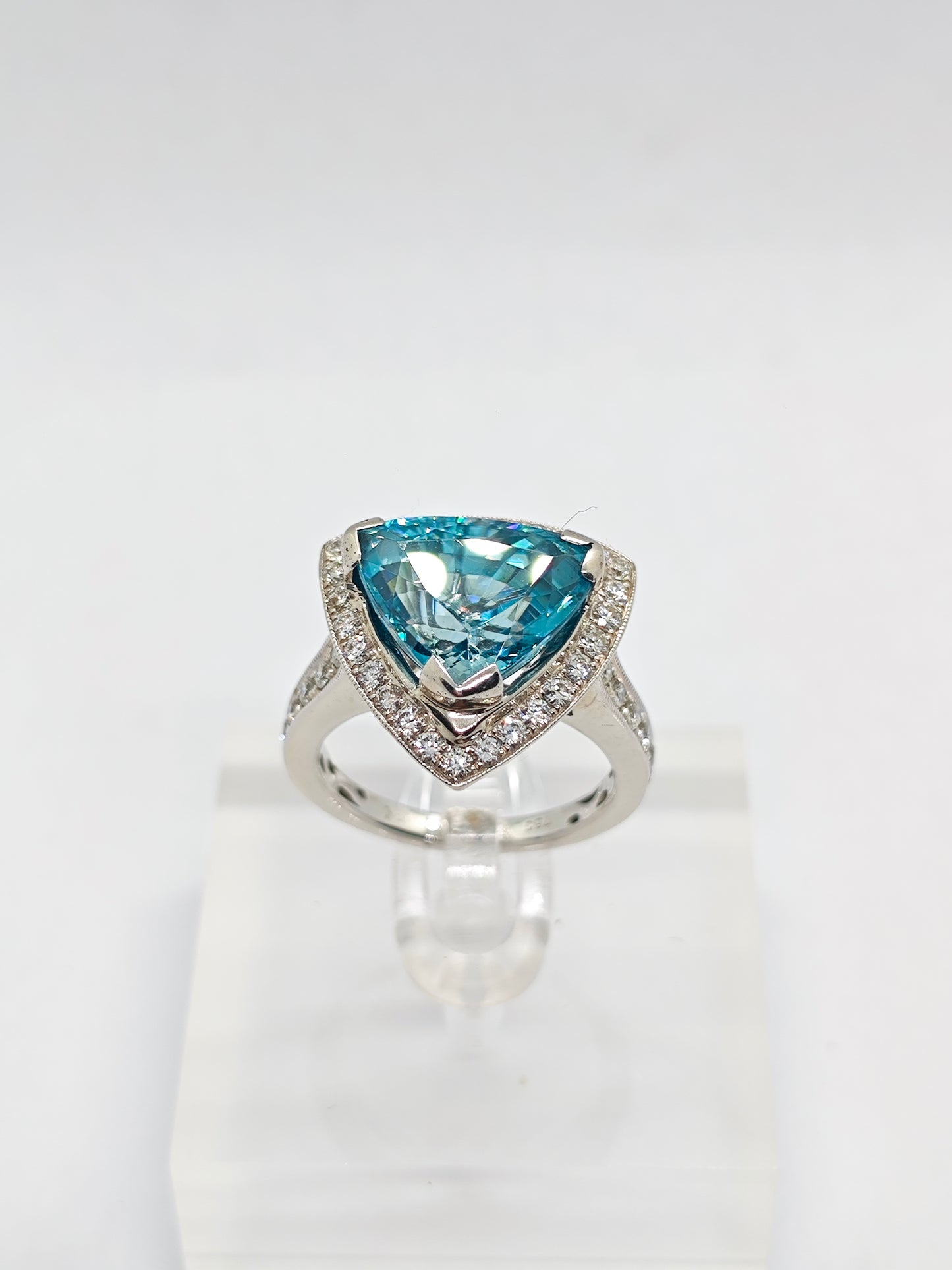 WG Zircon Azure R4017