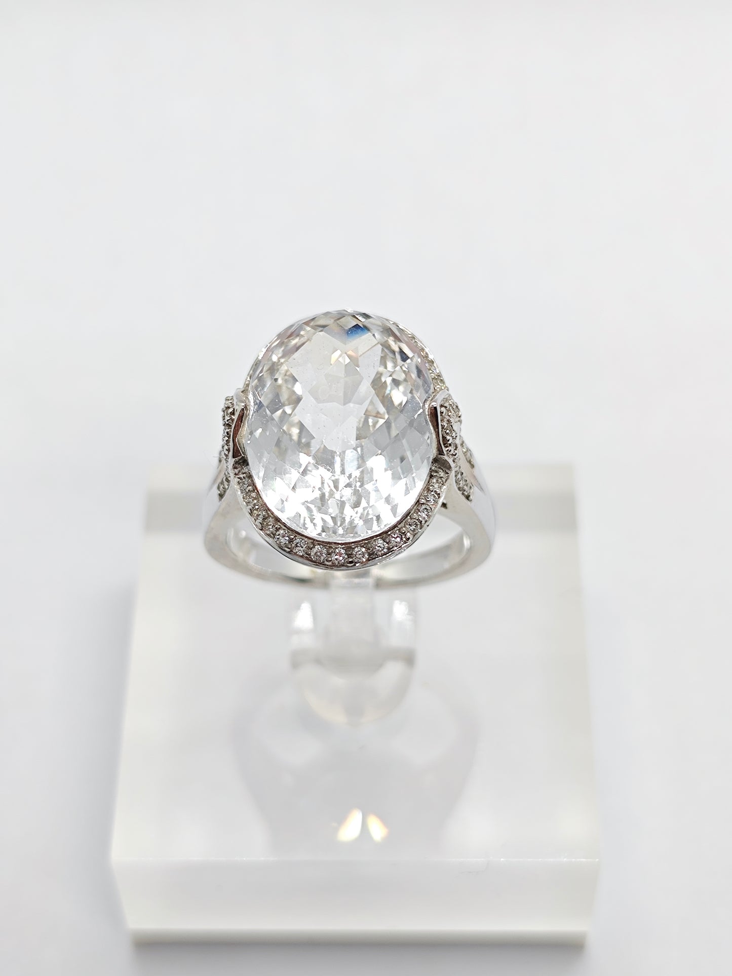 WG Topaz Lucent R4319